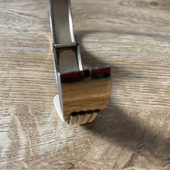 VINTAGE Bangle with Unique Bakelite Buckle Design. Hinge Lock for Easy On + Off - Picture 3 of 8